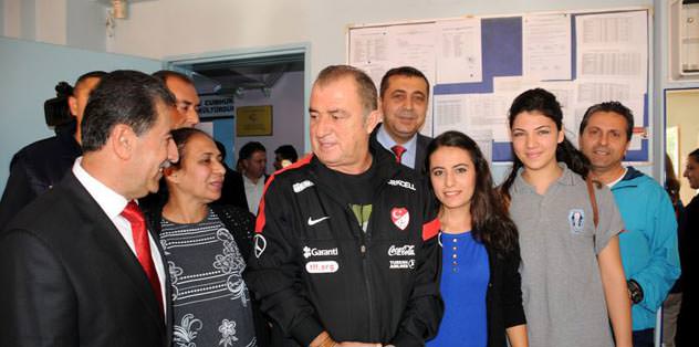 Terim'e okulda sevgi seli
