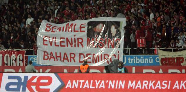 Antalyaspor taraftarından pankartlı evlenme teklifi