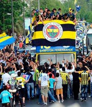 Taraftarlarla kupalı tur