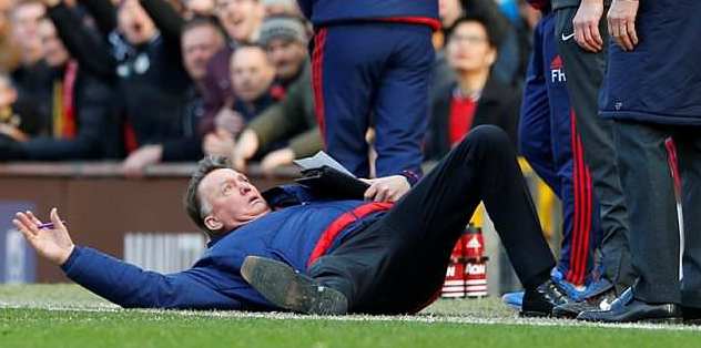 Van Gaal kendini yere attı