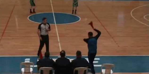 Hakeme şişe fırlatan antrenör özür diledi