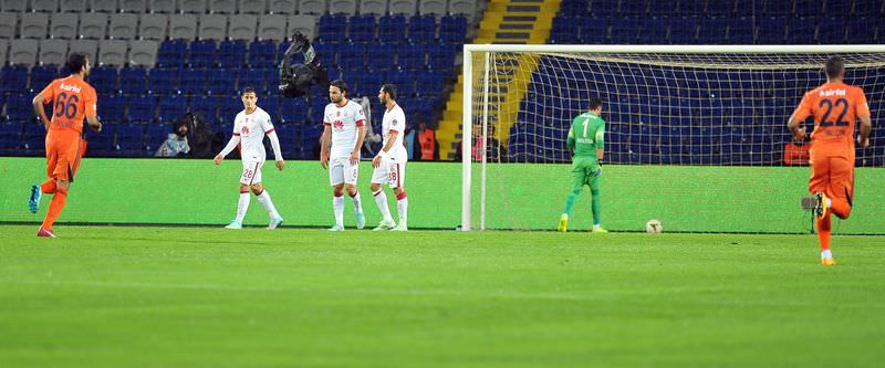 G.Saray Başakşehir'e yenildi, twitter yıkıldı 
