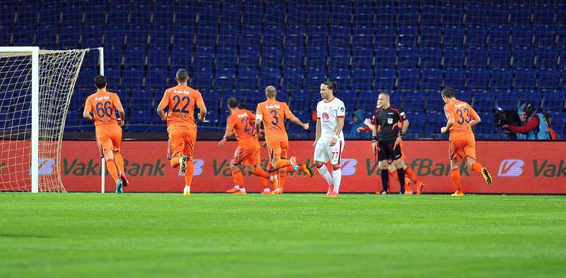 G.Saray Başakşehir'e yenildi, twitter yıkıldı 
