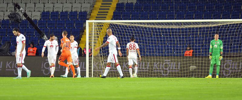 G.Saray Başakşehir'e yenildi, twitter yıkıldı 